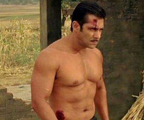 Salman Khan Injured on Mental Set